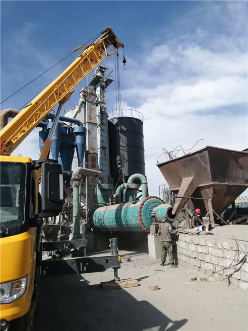 建德市设备搬运等各类工程项目中，吊车起着关键作用